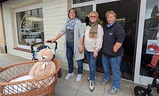 "Der etwas andere Laden" in Hohenhausen wird vom Verein Gemeinsam im Kalletal" betrieben. "Es reicht", sagen die Vorsitzende Iris Sch&ouml;n (von links), Projektleiterin Uschi Buche und Helferin Renate Porps zu den "M&uuml;llspenden", die einfach abgeladen w&uuml;rden. Teddy und Stubenwagen geh&ouml;ren nat&uuml;rlich nicht dazu. - Annika Langhagel