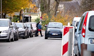 Eng und unübersichtlich: Die Woldemarstraße wird von Autofahrern gerne mal als Ausweichroute genutzt, um den Ampelphasen auf den Hauptstraßen zu entgehen. Anwohner haben das Gefühl, dass sich viele nicht ans Tempolimit halten. - Raphael Bartling