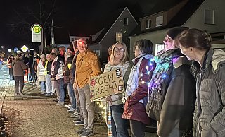Die Demonstranten entlang der Wasserfuhr stehen f&uuml;r demokatischen Zusammenhalt. - Sandra Castrup