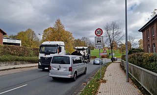 Seit etwa einem Jahr gilt in diesem Kurvenbereich auf der Lemgoer Stra&szlig;e (B66) Tempo 30 bei N&auml;sse. - Nadine Uphoff