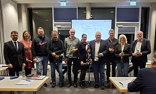 Bürgermeister Christian Sauter (von links) verabschiedet Nadine Hellmuth (UWE), Kevin Zysk, Wolfgang Zysk (beide fraktionslos), Carsten Thomas (Grüne), Anna-Lena Pockrandt (FDP), Carsten Schwartzkopff, Manuel Büchter, Katrin Vollmer (beide CDU) und Karl-Heinz Sievert (SPD). - Gemeinde Extertal