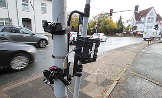 Mit diesen Geräten (hier an der Einmündung der Gosebrede auf die Herforder Straße) wird der Verkehr gezählt. - Jens Rademacher