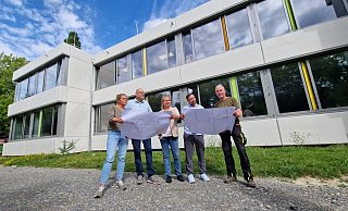 Stehen vor der frisch gestrichenen Fassade der Grundschule Langenholzhausen mit den Plänen in der Hand: Schulleiterin Irina Müller (von links), Fachbereichsleiter Olaf Kapelle, Bauamtsleiterin Ewa Hermann, Bauleiter Nikolai Stoll und Hausmeister Dirk Frevert. - Nadine Uphoff Stehen vor der frisch gestrichenen Fassade der Grundschule Langenholzhausen mit den Plänen in der Hand: Schulleiterin Irina Müller (von links), Fachbereichsleiter Olaf Kapelle, Bauamtsleiterin Ewa Hermann, Bauleiter Nikolai Stoll und Hausmeister Dirk Frevert. - Nadine Uphoff