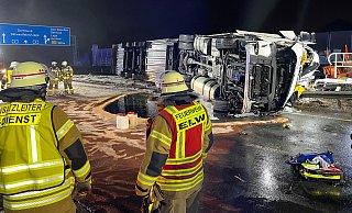 Der vollbeladene Laster liegt auf der Mittelleitplanke der A2 zwischen der Auffahrt Herford/Bad Salzuflen und dem Parkplatz Herford/S&uuml;d. Die Feuerwehr Bad Salzuflen hat Mithilfe von Bindemittel die auslaufenden Betriebsstoffe abgestreut. Foto: Daniel Hobein / Feuerwehr Bad Salzuflen - Daniel Hobein / Feuerwehr Bad Salzuflen