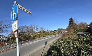 An der Biemser Straße soll auf beiden Seiten ein Schutzstreifen mehr Sicherheit für Radfahrer bieten. Das kostet allerdings Parkraum. - Sven Kienscherf