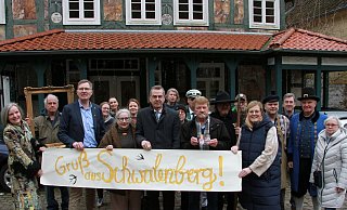 Vetreterinnen und Vetreter von Schwalenberger Vereinen, Bürgermeister Jörg Bierwirth (Mitte) und Jochen Brunsiek (Landesverband, Dritter von links) vor der Künstlerklause - dort gibt es an drei Terminen im März den "Salon für Zeitreisen" und eine Postkarten-Manufakur". - Martin Hostert Vetreterinnen und Vetreter von Schwalenberger Vereinen, Bürgermeister Jörg Bierwirth (Mitte) und Jochen Brunsiek (Landesverband, Dritter von links) vor der Künstlerklause - dort gibt es an drei Terminen im März den "Salon für Zeitreisen" und eine Postkarten-Manufakur". - Martin Hostert