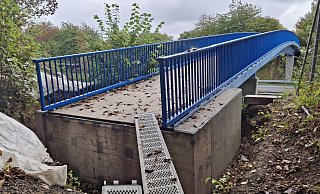 So präsentiert sich die "Schnapsbrücke" aktuell. Das Geländer ist zwar montiert, aber unter anderem fehlt die Anbindung an den Weg. Deswegen ist das rund 55 Meter lange Bauwerk über der A2 nach wie vor voll gesperrt. - Katrin Klei So präsentiert sich die "Schnapsbrücke" aktuell. Das Geländer ist zwar montiert, aber unter anderem fehlt die Anbindung an den Weg. Deswegen ist das rund 55 Meter lange Bauwerk über der A2 nach wie vor voll gesperrt. - Katrin Klei