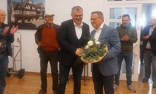 Swen Horstmann (SPD, links) gratuliert seinem Mitbewerber Marco Müllers (parteilos) zum Wahlsieg. - Michaela Weiße