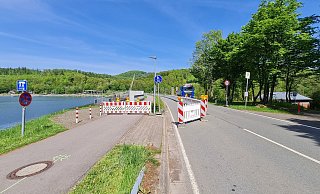 Eine Fahrbahn auf dem Staudamm in Glashütte ist auf der Seeseite gesperrt, um Radfahrer und Fußgänger sicher über die Emmer zu bringen. Denn im Bereich des Radweges und des Fußgängerweges muss die Brückenplatte neu abgedichtet werden, damit das Staubauwerk keinen Schaden nimmt.?Foto: Marianne Schwarzer - Marianne Schwarzer