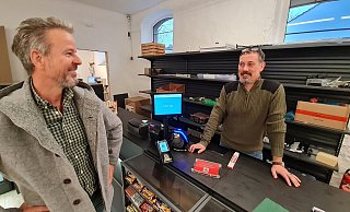Die größte Schwierigkeit bei der Neueröffnung des Schwalenberger Nahversorgers: Für Gebäudeeigentümer Thomas Grytz ganz klar: Marcus Rohde (rechts) zu überzeugen, dass er sich als Betreiber darauf einlässt, sagt er. - Marianne Schwarzer Die größte Schwierigkeit bei der Neueröffnung des Schwalenberger Nahversorgers: Für Gebäudeeigentümer Thomas Grytz ganz klar: Marcus Rohde (rechts) zu überzeugen, dass er sich als Betreiber darauf einlässt, sagt er. - Marianne Schwarzer
