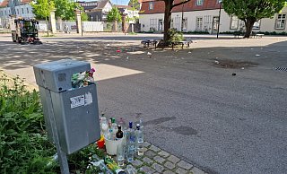 Die Mitarbeiter des Bauhofes haben die Flaschen schon zusammengestellt. Eine Kehrmaschine soll die restlichen Scherben einsammeln und den Schulhof des Engelbert-Kaempfer-Gymnasiums reinigen. - Nadine Uphoff