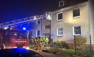 Ein Feuerwehreinsatz besch&auml;ftigt aktuell die Einsatzkr&auml;fte in Lage. - Blaulichtfotografen