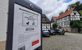 Saubere Sache: Der Heimat- und Verkehrsverein hat mit Hilfe einer Sparkassen-Spende Hundekotspender in Schwalenberg aufgestellt. - Marianne Schwarzer