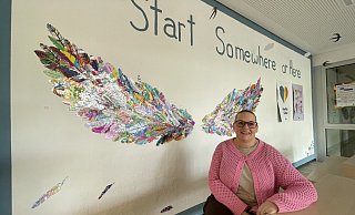 "Start Somewhere or Here" haben Schüler an die Wand der Sekundarschule Blomberg gemalt, vor der Schulleiterin Monika Precker sitzt. Die falsche Schulwahl nach Klasse vier kann verheerende Folgen haben. - Silke Buhrmester