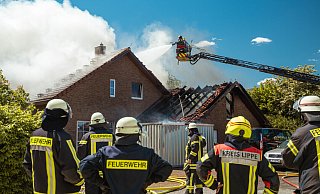 Rund 90 Einsatzkräfte der Feuerwehr wurden am Donnerstag zu einem Wohnhausbrand nach Horn-Bad Meinberg gerufen. - FREITAG-TV Rund 90 Einsatzkräfte der Feuerwehr wurden am Donnerstag zu einem Wohnhausbrand nach Horn-Bad Meinberg gerufen. - FREITAG-TV