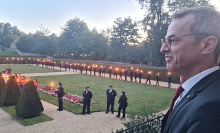 Da musste der Bürgermeister doch heftig schlucken: Dass die Schieder-Schwalenberger Feuerwehr ihm zum Abschied nicht nur die Deutsche Feuerwehr-Ehrenmedaille verleiht, sondern ihm zu Ehren auch noch einen Zapfenstreich abhält, rührte Jörg Bierwirth ganz offensichtlich sehr. - Marianne Schwarzer Da musste der Bürgermeister doch heftig schlucken: Dass die Schieder-Schwalenberger Feuerwehr ihm zum Abschied nicht nur die Deutsche Feuerwehr-Ehrenmedaille verleiht, sondern ihm zu Ehren auch noch einen Zapfenstreich abhält, rührte Jörg Bierwirth ganz offensichtlich sehr. - Marianne Schwarzer