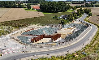 Es gibt Bauprojekte, die unter keinem guten Stern stehen. Dazu zählt wohl auch der Lückenschluss der Ostwestfalenstraße, der Landesstraße 712n. Das rund 2,3 Kilometer lange Verlängerungsstück zwischen Lockhausen und der Herforder Straße in Bielefeld sollte mit dazugehöriger Brückenquerung über die Elverdisser Straße bereits im Sommer 2025 fertig sein. Doch anstelle einer hohen Brücke befindet sich an der Stelle ein tiefes Bauloch mit unfertigen, vor sich hin rostenden Stahlbetonfundamenten. Foto: Stefan Gerold - Stefan Gerold Es gibt Bauprojekte, die unter keinem guten Stern stehen. Dazu zählt wohl auch der Lückenschluss der Ostwestfalenstraße, der Landesstraße 712n. Das rund 2,3 Kilometer lange Verlängerungsstück zwischen Lockhausen und der Herforder Straße in Bielefeld sollte mit dazugehöriger Brückenquerung über die Elverdisser Straße bereits im Sommer 2025 fertig sein. Doch anstelle einer hohen Brücke befindet sich an der Stelle ein tiefes Bauloch mit unfertigen, vor sich hin rostenden Stahlbetonfundamenten. Foto: Stefan Gerold - Stefan Gerold