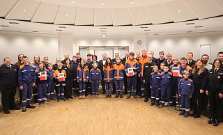 Landrat Dr. Axel Lehmann und Kreisjugendfeuerwehrwartin Heike Lalk (Mitte) freuen sich mit den Jugendfeuerwehren über ihre Auszeichnungen mit dem Umweltschutzpreis 2024. - Kreis Lippe