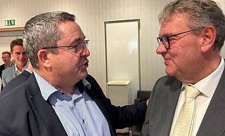 Staffelstab-Übergabe: Landrat Dr. Axel Lehmann (links) gratuliert am Stichwahl-Abend seinem Nachfolger Meinolf Haase. - Martin Hostert