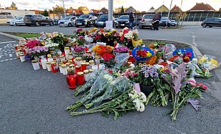 Immer mehr Menschen haben Blumen auf dem Edeka-Parkplatz niedergelegt. - Nadine Uphoff Immer mehr Menschen haben Blumen auf dem Edeka-Parkplatz niedergelegt. - Nadine Uphoff