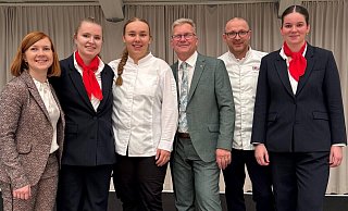 DEHOGA-Lippe-Präsident Holger Lemke (3. von rechts) mit den erfolgreichen Auszubildenden Lina Wattenberg (2. von links), Ruth Schimanski (3. von links) und Vivian Steinmair (rechts) sowie den Mannschaftsbegleitern Anna Katharina Lemke (links) und Arnaud Brun (2. von rechts). - DEHOGA