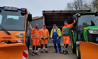 Sie sorgen in Dörentrup für freie Straßen: Thomas Gahlert, Sascha Brünger, Gerhard Fieseler und Adreas Depping sind Teil vom Team Winterdienst. - Vasco Stemmer