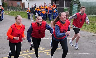 42. Volkslauf der Jugendfeuerwehr in Heiden. Die Gruppe Detmold Süd 1 beim Start. - Thomas Krügler 42. Volkslauf der Jugendfeuerwehr in Heiden. Die Gruppe Detmold Süd 1 beim Start. - Thomas Krügler