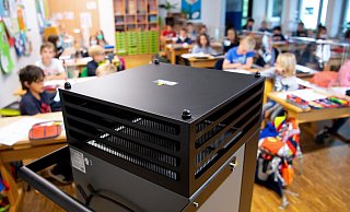 Ein Luftfilter steht in einem Klassenraum einer Grundschule. Ein Bild, das es zuhauf auch in Lippe gab. Doch inzwischen sind die meisten Geräte abgeschaltet und eingemottet. - picture alliance/dpa