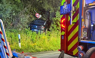 Ein Auto kommt am Dienstagabend von der Nordstraße ab und landet im Gebüsch. - Feuerwehr Detmold / Rieks