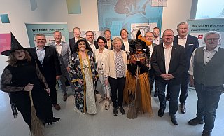 Organisatoren und Sponsoren: Annalena Schaefer (LTM), Arnd Paas (Vorstandsvorsitzender Sparkasse Paderborn-Detmold-Höxter), Dirk Dankelmann (Vorstand Lippische Landesbrand), Klaus Drücker (Vorstandsvorsitzender Sparkasse Lemgo), Gästeführerin Cornelia Müller-Hisje, Heinrich Hansmeier (Verbundsvolksbank OWL, Regionalleiter Detmold), Eva-Susanne Ellminger (Pressesprecherin Stadtwerke Detmold), Stefan Brüggemann (Staatlich Bad Meinberger), Friederike Strate (Brauerei Strate), Günter Weigel, Birgit Dabbert (beide LTM ), Landrat Dr. Axel Lehmann, Benjamin Krentz (Infinity Events), Arne Brand (Landesverband), Ansgar Käter (Vorstandsvorsitzender Verbundsvolksbank OWL), Thomas Lammering (Verwaltungsvorstand Stadt Detmold). - Martin Hostert Organisatoren und Sponsoren: Annalena Schaefer (LTM), Arnd Paas (Vorstandsvorsitzender Sparkasse Paderborn-Detmold-Höxter), Dirk Dankelmann (Vorstand Lippische Landesbrand), Klaus Drücker (Vorstandsvorsitzender Sparkasse Lemgo), Gästeführerin Cornelia Müller-Hisje, Heinrich Hansmeier (Verbundsvolksbank OWL, Regionalleiter Detmold), Eva-Susanne Ellminger (Pressesprecherin Stadtwerke Detmold), Stefan Brüggemann (Staatlich Bad Meinberger), Friederike Strate (Brauerei Strate), Günter Weigel, Birgit Dabbert (beide LTM ), Landrat Dr. Axel Lehmann, Benjamin Krentz (Infinity Events), Arne Brand (Landesverband), Ansgar Käter (Vorstandsvorsitzender Verbundsvolksbank OWL), Thomas Lammering (Verwaltungsvorstand Stadt Detmold). - Martin Hostert