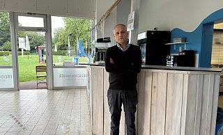 Milad Acar betreibt den Kiosk im Freibad neben seinem Beruf als Busfahrer. An Regentagen bleibt es eher leer. - Sven Kienscherf