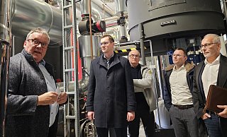 Peter Grote (von links) stellt bei einem Rundgang die Technik im neuen Blockheizkraftwerk in Lage vor. Dabei sind B&uuml;rgermeister Matthias Kalkreuter, Vertriebsleiter Christian Kracht, Stadtwerke-Gesch&auml;ftsf&uuml;hrer Christopher Sceplik und Andreas Fritz (Aufsichtsratsvorsitzender der Stadtwerke Lage). - Astrid Sewing