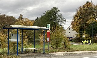 Nur bis zur Bushaltestelle geht der Fu&szlig;weg an der Externsteiner Stra&szlig;e bei Holzhausen-Externsteine. - Cordula Gr&ouml;ne