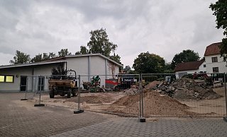 Der Musikschulpavillon ist abgerissen, ein Kanal verlegt. An dieser Stelle soll die neue Mensa der Grundschule Bösingfeld gebaut werden. Im Hintergrund ist die Sporthalle zu sehen. - Nadine Uphoff Der Musikschulpavillon ist abgerissen, ein Kanal verlegt. An dieser Stelle soll die neue Mensa der Grundschule Bösingfeld gebaut werden. Im Hintergrund ist die Sporthalle zu sehen. - Nadine Uphoff