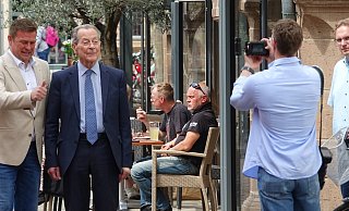 Ein beliebtes Fotomotiv: Müntefering, hier mit Alexander Bär (links) und Dennis Maelzer (rechts) auf dem Marktplatz in Lemgo. - Axel Bürger