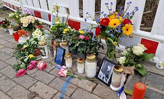 Freunde, Bekannte und Verwandte haben Blumen an der Unfallstelle niedergelegt sowie Kerzen und Bilder aufgestellt. - Nadine Uphoff