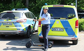 Hat nichts gegen Elektroroller, mahnt jedoch zur Rücksicht und rät entschieden zum Helm: Polizeirätin Julia Breitenstein. Sie ist die Leiterin der Direktion Verkehr in Lippe. - Annika Langhagel Hat nichts gegen Elektroroller, mahnt jedoch zur Rücksicht und rät entschieden zum Helm: Polizeirätin Julia Breitenstein. Sie ist die Leiterin der Direktion Verkehr in Lippe. - Annika Langhagel