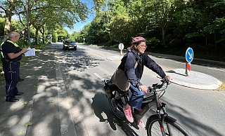 An der Hans-Hinrichs-Straße kontrolliert die Polizei am Donnerstag, ob sich die Autofahrer an das Überholverbot halten. An der Mittelinsel dürfen Radfahrer nicht passiert werden. Sonst wird’s teuer. - Till Brand