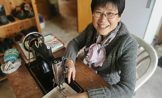Jing Lin hat die Nähmaschine, an der sie arbeitet selbst repariert. - Sylvia Frevert Jing Lin hat die Nähmaschine, an der sie arbeitet selbst repariert. - Sylvia Frevert