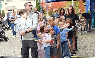 Kinder und Eltern gehen beim Auftritt von "Krawallo" am Sonntagnachmittag gleichermaßen mit, singen, springen und recken die Hände in den Himmel. - Karin Prignitz Kinder und Eltern gehen beim Auftritt von "Krawallo" am Sonntagnachmittag gleichermaßen mit, singen, springen und recken die Hände in den Himmel. - Karin Prignitz