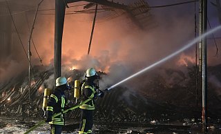 Durch den brennenden Kunststoffmüll entwickelte sich eine enorme Hitze. - Feuerwehr Dörentrup Durch den brennenden Kunststoffmüll entwickelte sich eine enorme Hitze. - Feuerwehr Dörentrup