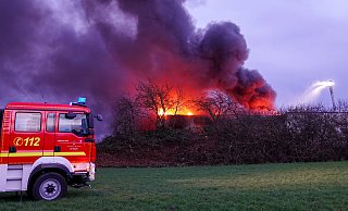 Die Feuerwehr r&uuml;ckte zu einem Gro&szlig;brand in Bielefeld-Altenhagen aus. - Paul Brinkmann