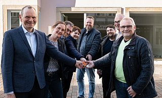Das Präsidium der Technischen Hochschule OWL (links) nimmt die Schlüssel für das "Anno 1578" in der Lemgoer Mittelstraße entgegen - und erhofft sich Zuschüsse von der Stadt. - TH OWL