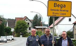 An der B66: Dirk Brinkmeier, Falk Niehage und Michael Kuhlemann (von links) aus Bega. - Axel Bürger