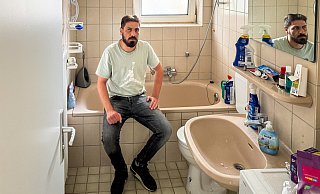 LEG-Mieter Ali Kanaan im Badezimmer seiner Erdgeschosswohnung. Vor wenigen Tagen stand hier noch alles unter Wasser. - Raphael Bartling LEG-Mieter Ali Kanaan im Badezimmer seiner Erdgeschosswohnung. Vor wenigen Tagen stand hier noch alles unter Wasser. - Raphael Bartling