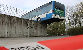 Nachdem der Bus den Zaun durchbrochen hatte, blieb er hängen. - Kyrill von Matuschka Nachdem der Bus den Zaun durchbrochen hatte, blieb er hängen. - Kyrill von Matuschka