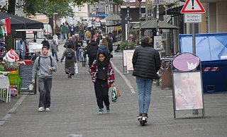 Auch bei viel Fußgängerverkehr und an Markttagen schlängeln sich manche E-Scooter-Fahrer durch die Fußgängerzone. - Jost Wolf