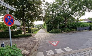 SPD und Grüne könnten sich vorstellen aus der schmalen Straße Kreinhof in der nähe der Grundschule Langenholzhausen eine Einbahn- oder Anliegerstraße zu machen. - Nadine Uphoff SPD und Grüne könnten sich vorstellen aus der schmalen Straße Kreinhof in der nähe der Grundschule Langenholzhausen eine Einbahn- oder Anliegerstraße zu machen. - Nadine Uphoff