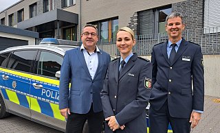 Melanie Ott ist die neue Wachleiterin in Blomberg, hier zusammen mit Landrat Dr. Axel Lehmann (links) als Behördenleiter und Polizeidirektor Christian Peters, Leiter der Direktion Gefahrenabwehr/Einsatz. - Carolin Brokmann-Förster