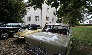 Mit Oldtimern wie diesem Mercedes aus den 60er Jahren oder dem Porsche sind die Leute angereist, die sich für den Kauf des Schlosses Alverdissen interessieren. - Jens Rademacher